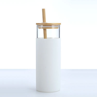 acheter Bottle à eau en verre de qualité alimentaire blanche 20 oz avec couvercle à manche protectrice en silicone couvercle en bambou bouteille d'eau en verre pour les boissons chaudes et froides online manufacture