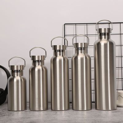 acheter Bouteilles d'eau d'acier inoxydable à dégradé 20 onces à vide isolée double bouteille de voyage à paroi avec couvercle anti-fuite de la poignée de métal réutilisable standard bouteille thermos pour les randonneurs cadeau online manufacture