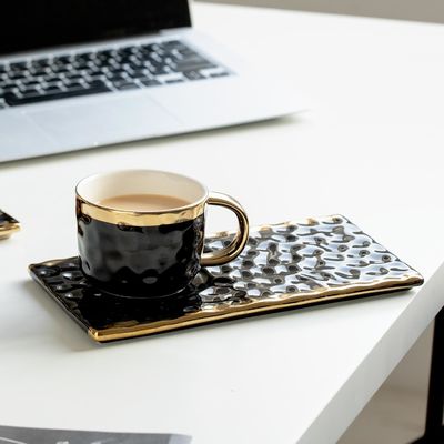acheter Mugs élégantes en céramique noire avec des accents dorés et des textures ondulées, pour le café, le thé et les pâtisseries. Design moderne et minimaliste. online manufacture