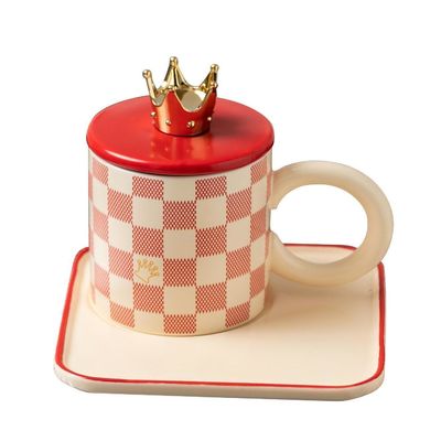 acheter Élégants mugs en céramique avec des accents de couronne dorée, motifs à carreaux vibrants, rouge et blanc, pour des rituels de café/thé luxueux online manufacture