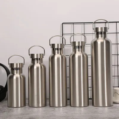 acheter Bouteilles d'eau d'acier inoxydable à dégradé 20 onces à vide isolée double bouteille de voyage à paroi avec couvercle anti-fuite de la poignée de métal réutilisable standard bouteille thermos pour les randonneurs cadeau online manufacture