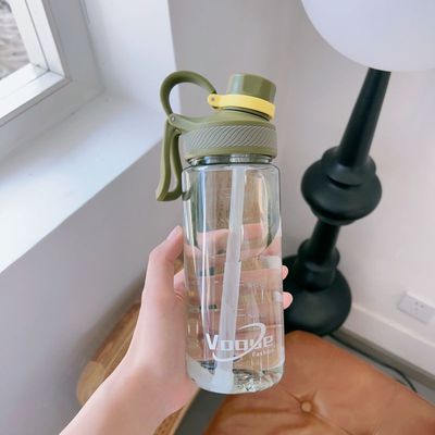 acheter Bouteilles d'eau en plastique personnalisées légères de 650 ml 850 ml de grande capacité avec logo Fitness Bouteille d'eau portable pour les voyages scellée et imperméable fabrication en ligne