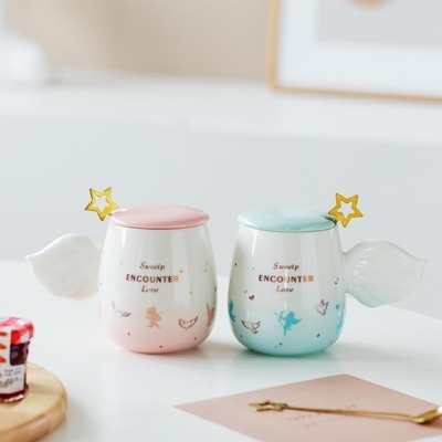 acheter Coupe de couple romantique de Cupidon Gradient Ceramique Cartoon tasse avec cuillère à couvercle pour les hommes et les femmes tasse de thé à fleurs online manufacture