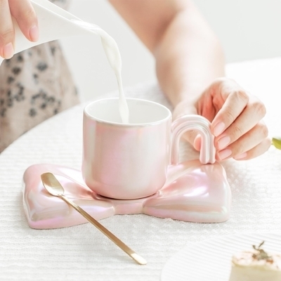 acheter Mug en céramique irisée avec breloque en forme de nœud – Élevez vos rituels quotidiens avec une élégance délicate online manufacture
