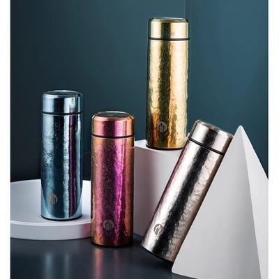 Bouteille d'eau isolée en titane de 500 ml de capacité, idéale pour le camping, la randonnée et le design lumineux