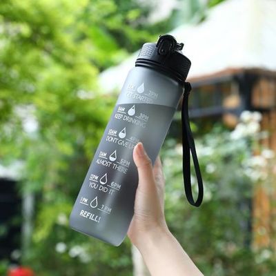 Bouteille d'eau sportive sans BPA avec marqueur de temps Bouteille de sport 32 oz avec paille et sangle de transport Taille parfaite facile à transporter