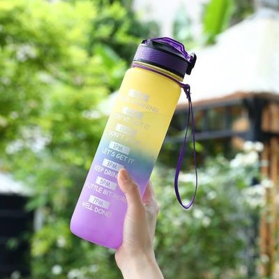 Bouteilles d'eau personnalisées 32 oz, étanches au BPA, bouteille d'eau motivationnelle avec horodatage et paille, pour les amateurs de fitness et de plein air.
