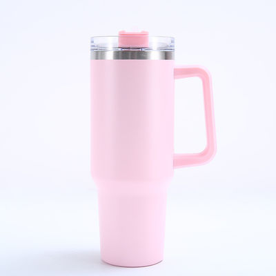 Une tasse en acier inoxydable de 40 oz avec poignée et paille réutilisable en acier inoxydable isolée, une tasse de voyage qui garde les boissons froides pour le mari