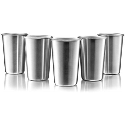 Une tasse à café à double paroi en acier inoxydable