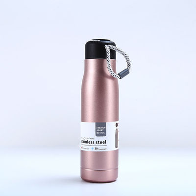 Bouteille d'eau en acier inoxydable écologique avec couvercle à sangle à trois couches sous vide isolée et réutilisable pour la consommation directe