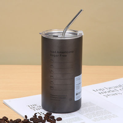 Une tasse de café en acier inoxydable avec couvercle et paille