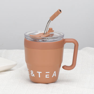 Bureau et maison Essentiel étain isolé tasse / tumbler avec couvercles et pailles Directement boire ou option de paille