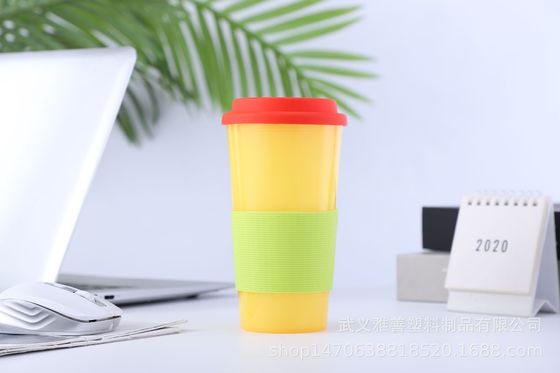 Une tasse de café en plastique pour le camp de voyage