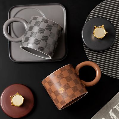 Tendance nationale Style Carreaux Tasses et Assiettes en Céramique Avec COUVERCLES Cuillères Grandes Poignées Rondes Mugs Bureau Café Maison Boisson Tasses en Céramique Personnalisées