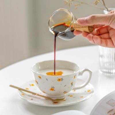 Tasses fleuries délicates pour un thé réconfortant, un café et la joie quotidienne