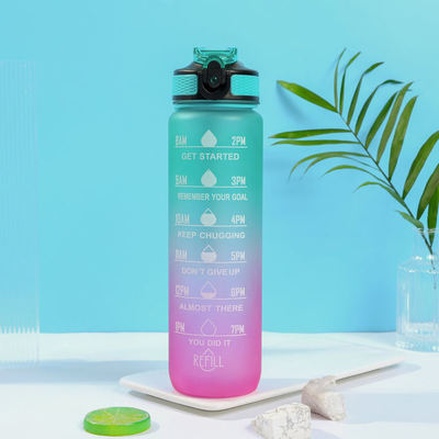 Couleur dégradée à la mode Bouteille d'eau de sport en plastique congelée 750 ml Bouteilles d'eau cycliste sur mesure Gardez-vous hydraté Léger Durable