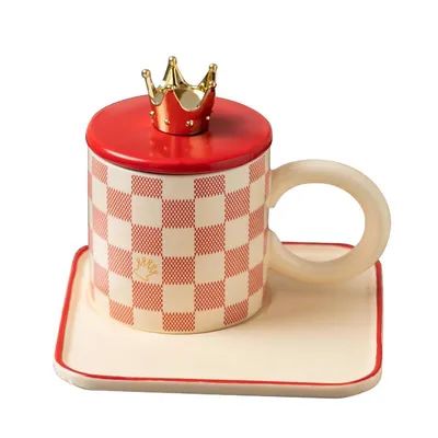 Des tasses en céramique élégantes avec des accents de couronne d'or Des motifs à damiers vifs Rouge blanc Pour des rituels de thé et de café luxueux