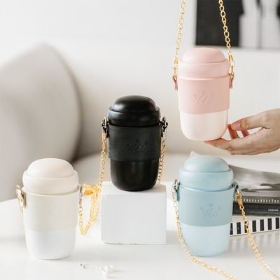 Bouteilles d'eau en céramique avec chaînes dorées et logos de couronne – Design compact et coloré pour une hydratation nomade et un style pratique