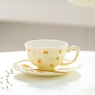 Luxueuses petites tasses de café à fleurs vertes de style européen et des soucoupes avec cuillères en céramique sur mesure