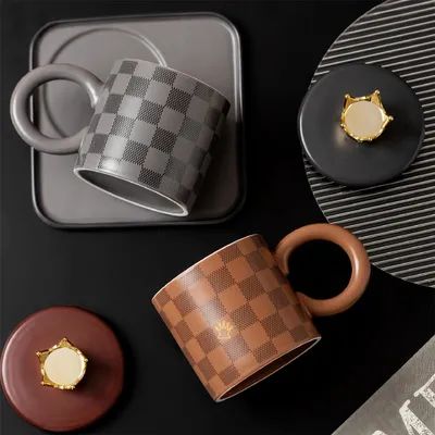 Coupes et assiettes en céramique à carreaux de style national avec boutons, cuillères, poignées rondes, tasses, tasses à café de bureau et tasses à boire à la maison