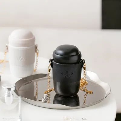 Bouteille d'eau en céramique élégante, corps en céramique, chaîne dorée, design tendance, style polyvalent, parfait pour le quotidien