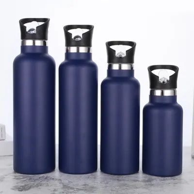 Bouteilles d'eau en acier inoxydable noir de 24 onces à vide isolée double bouteille de voyage à paroi avec un couvercle de paille à l'épreuve des fuites de poignée de métal réutilisable bouteille de bouche standard thermos pour les randonneurs scolaires