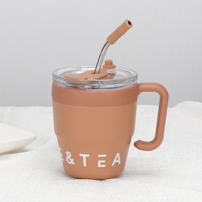 Bureau et maison Essentiel étain isolé tasse / tumbler avec couvercles et pailles Directement boire ou option de paille
