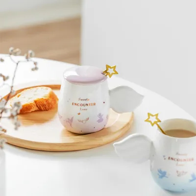 Enchanteur tasse en céramique à poignée d'ange et bouteille d'étoile d'or ornée de doux dégradés rose et bleu clair