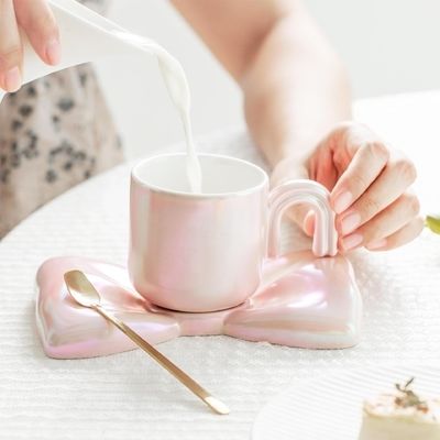 Mug en céramique irisée avec breloque en forme de nœud – Élevez vos rituels quotidiens avec une élégance délicate