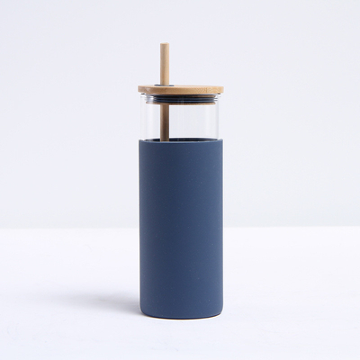 Couleur claire Portable robuste en silicone recouvert de verre Bouteille d'eau en verre Pour boire avec paille et couvercle en bambou Logo personnalisé Design élégant